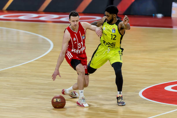 一名攻防均 一名攻防均